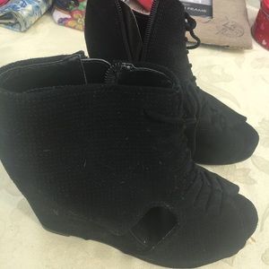 Size 7 black wedges!